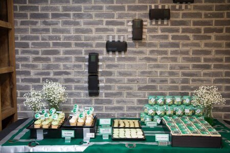 שולחן קינוחים בסגנון אלקטרוני