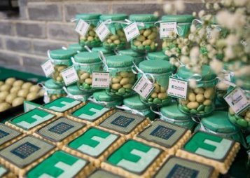 שולחן קינוחים בסגנון אלקטרוני