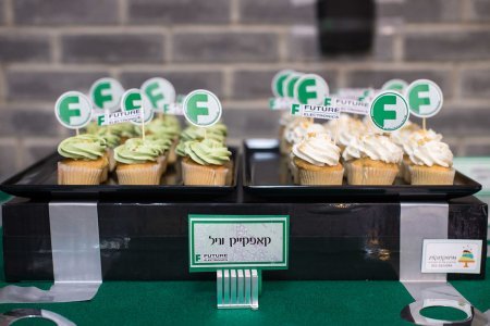 שולחן קינוחים בסגנון אלקטרוני