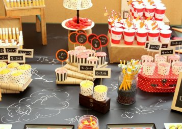 מבט על השולחן המלא לכבוד החזרה ללימודים