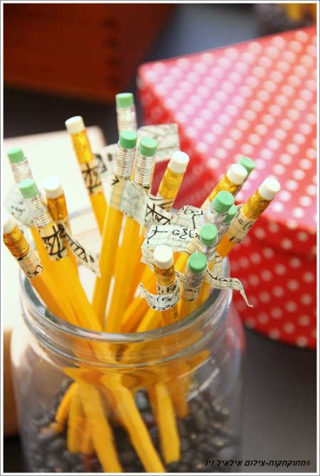 צנצנת עפרונות מעוטרים