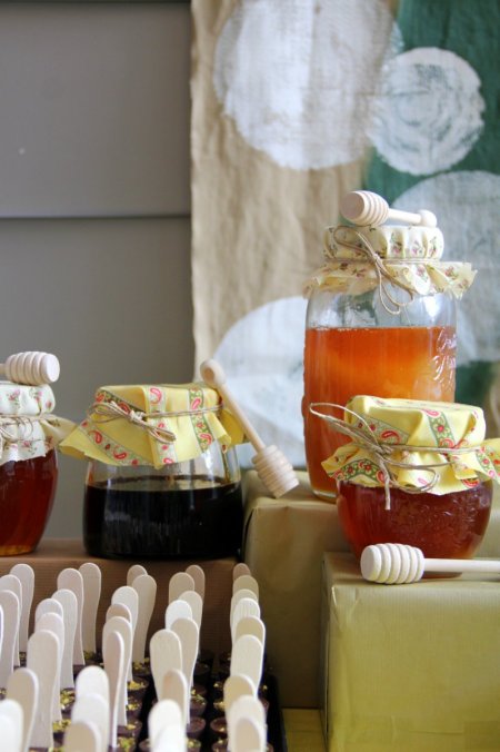 צנצנות ענק עם דבר וריבות לראש השנה