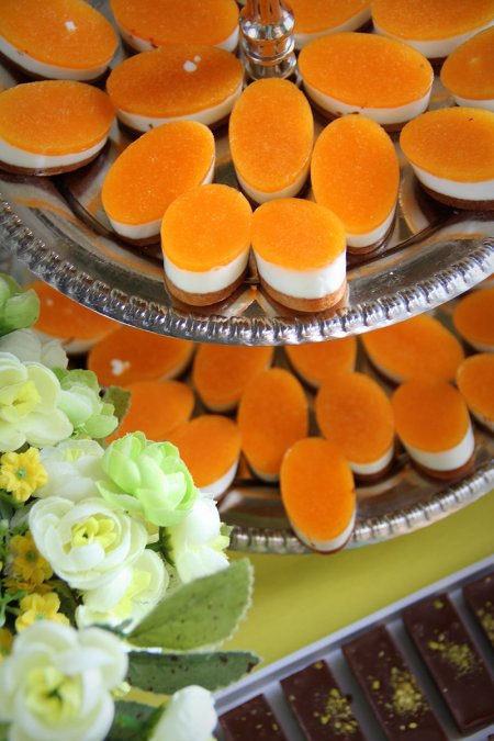 קינוח בשלוש שכבות על שולחן ראש השנה מעוצב