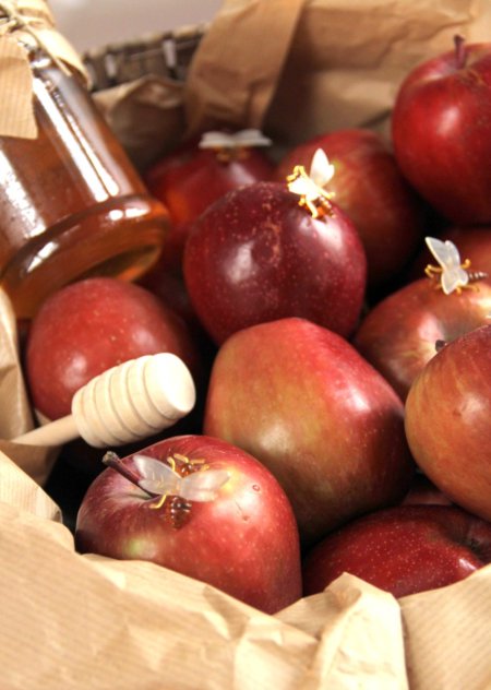 סל מלא תפוחים דרוים ודבש