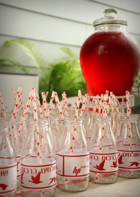 בקבוקי שתייה מעוטאים ומיכל מזיגה גדול