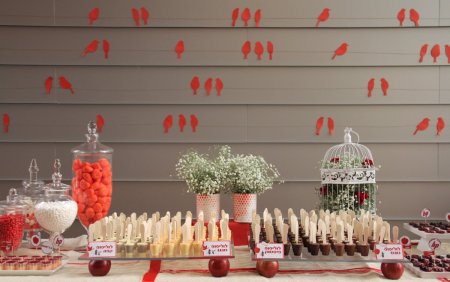 מבט חזיתי על שולחן המתוקים המעוצב