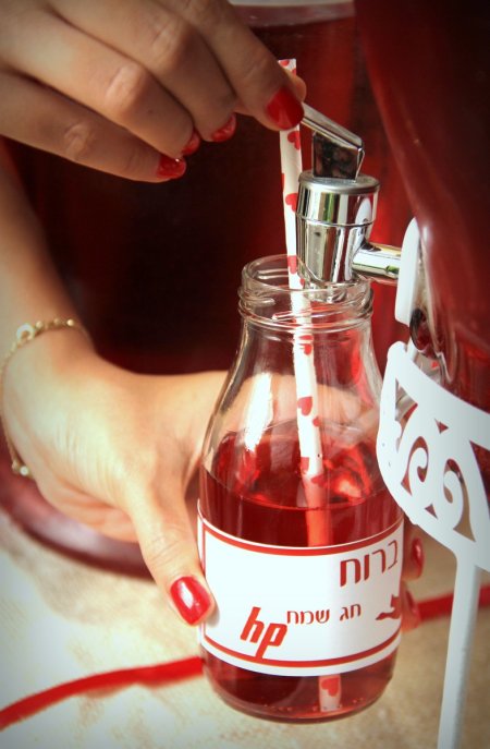 מזיגת שתייה לבקבוקונים המעוצבים