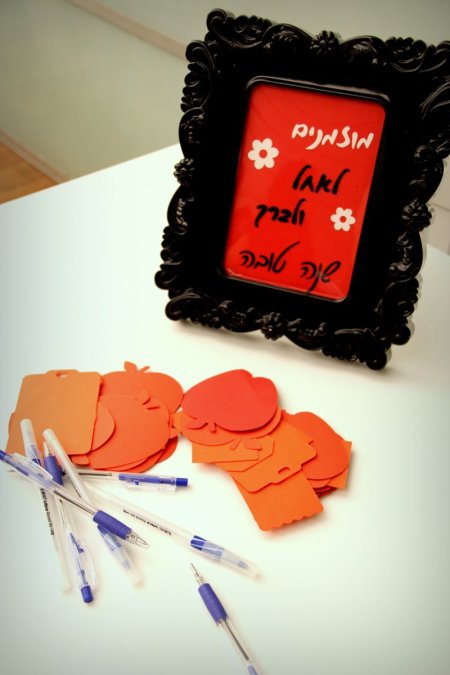 פינה בה יכולים העובדים לכתוב ברכות לשנה החדשה