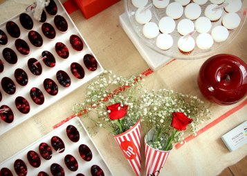 תקריב לשולחן המתקוים