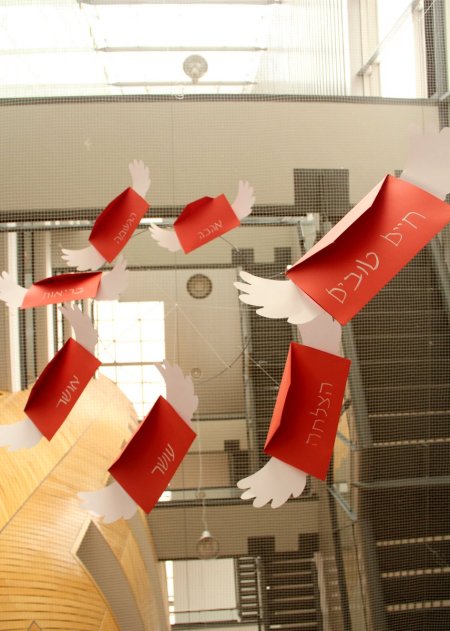 ברכות במעטפות מעופפות מהתקרה - דקורציה