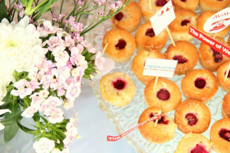 עוגות אישיות עם שלטים קטנים וסמלי חברת AVAYA