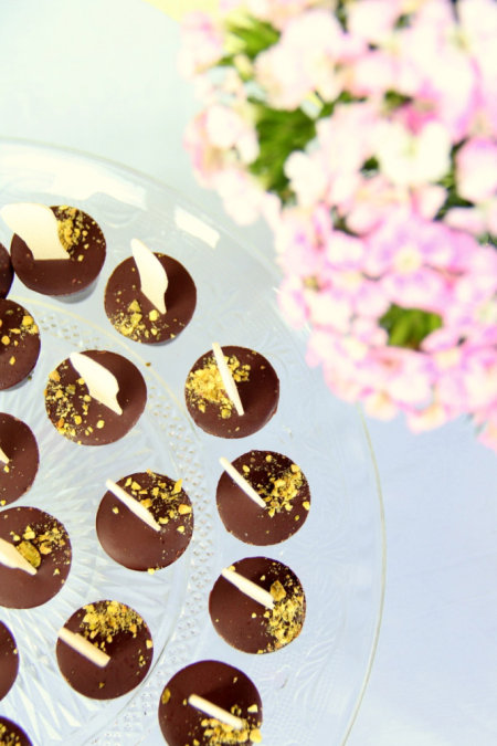 מגש זכוכית, קינוחים מפתים ופרחים אביביים