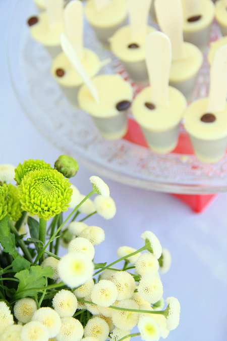 סידור פרחים חגיגי ומעמד קינוחים אישיים