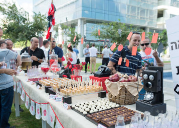 מבט על השולחן כולו במהלך הארוע ב AVAYA