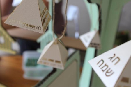 פרמידות ובהן שוקולדים תלויות על עצים