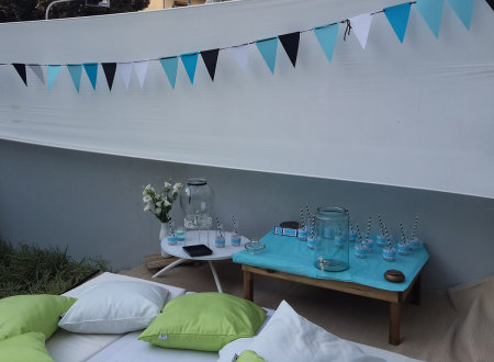 פינת השתרעות מלאת כריות וקישוטים