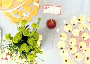 פרחים וקינוחים על שולחן