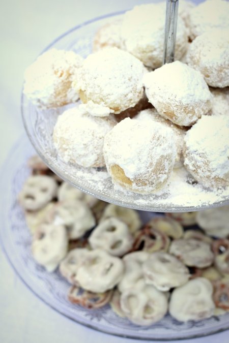 עוגיות לבנות חגיגיות על מעמד אלגנטי