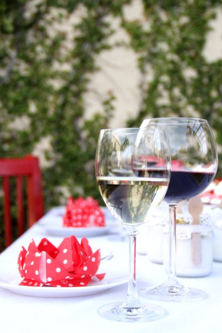 כוסות יין וצלחות מעוטרות באלגנטיות לטו בשבט