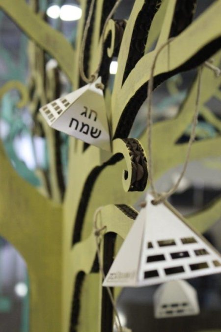 מתנות שוקולד תלויות על עצים