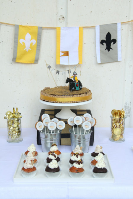 שולחן אבירים מלכותי עם המון מתוקים