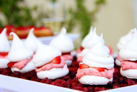 קינוחי מרנג עם קרם תותים