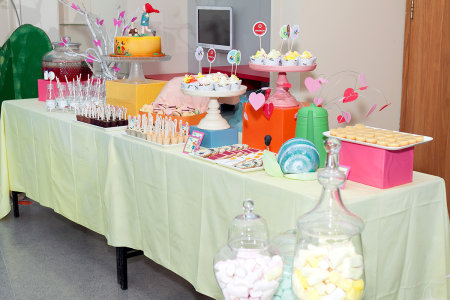 שולחן המתוקים מעוצב על פי ספריה של רינת הופר