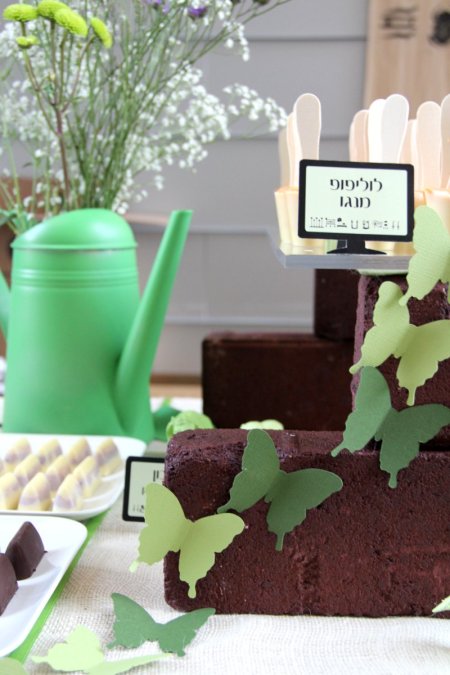 פרפרי נייר אביביים מרחפים בדרכם ללוליפופ המנגו המשובח