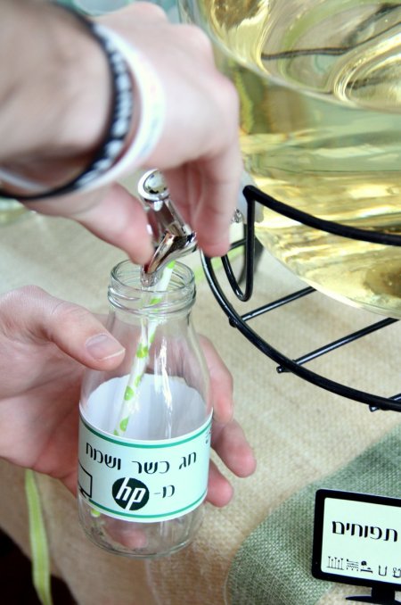 מזיגת שתייה ממיכל זכוכית מעוצב