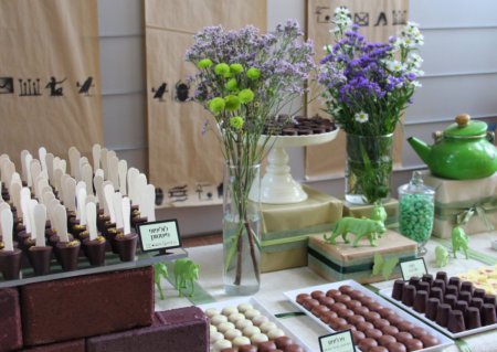 שולחן אביבי בקישוט סידורי פרחים