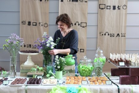 עינת קפלן במהלך ארגון השולחנות