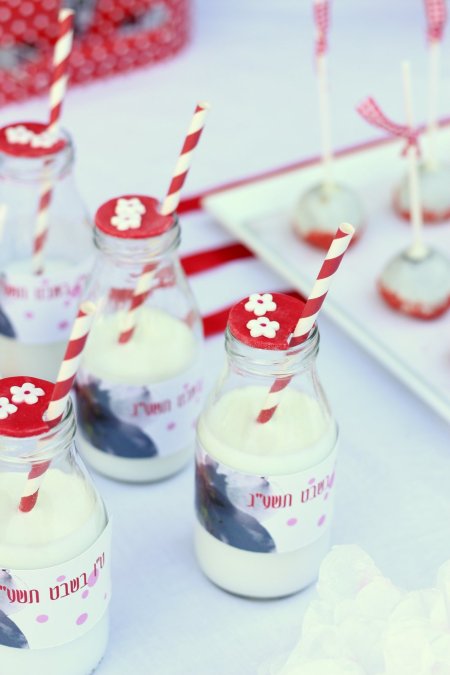 בקבוקי שתייה מעוטרים באדום ולבן