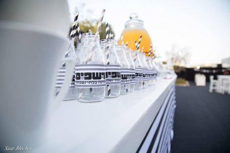 בקבוקי שתיה מעוטרים