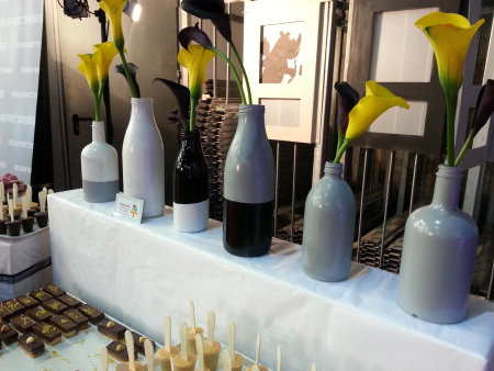 בקבוקים צבועים לקישוט שולחן המתוקים