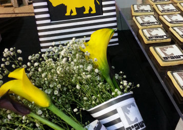 שולחן המתוקים מקושט על פי סימלי חברת דלתות רשפים