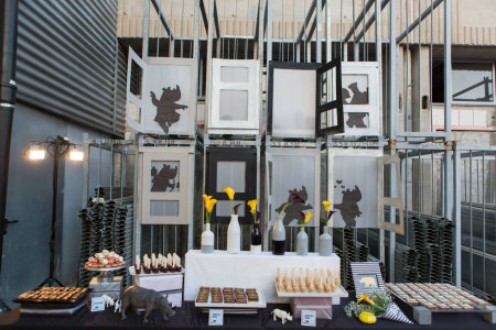 מבט מרחוק על שולחן המתוקים ועיצוב התפאורה