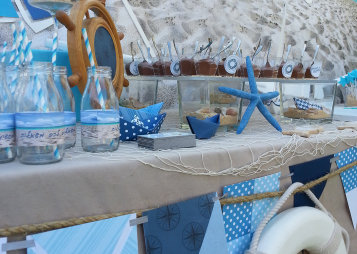 גלגל הצלה, דגלונים ואפילו הגה של ספינה