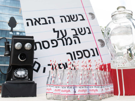 טלפון ישן ובקבוקי שתייה