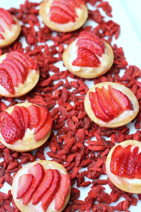 עוגות אישיות עם קרם ופירות