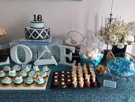 שולחן חגיגי ליום הולדת 16 בסגנון וינטג'