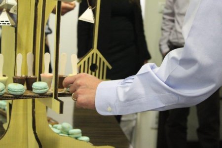 השותפים נהנים מהמתוקים