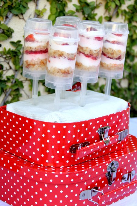 קינוחים מפתים בשלל שכבות של בצק קרם ופירות