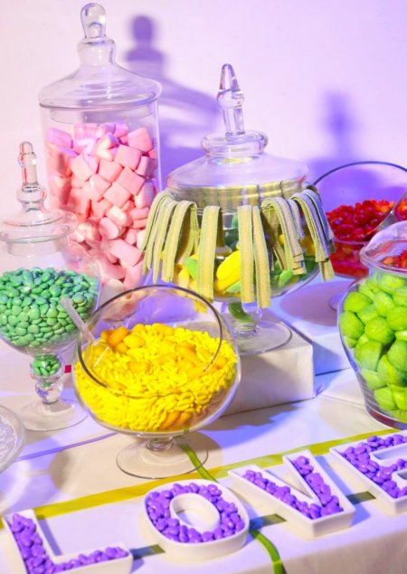 שולחן קינוחים צבעוני