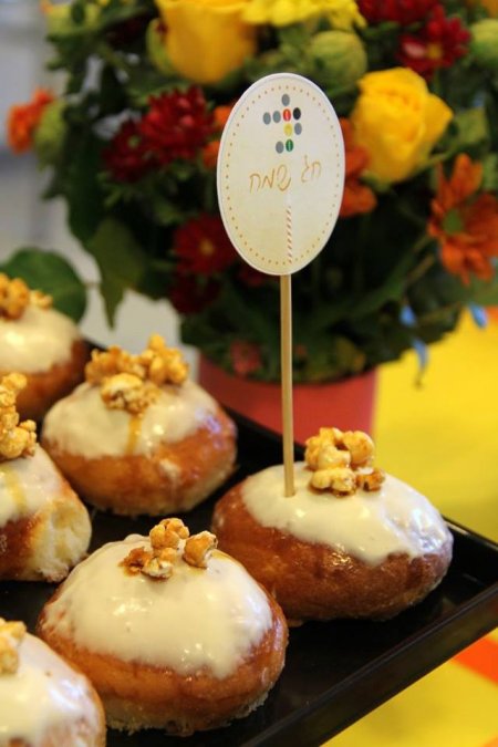 שולחן קינוחים לחנוכה