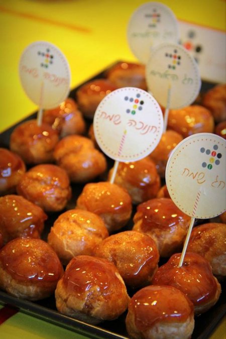 שולחן קינוחים לחנוכה