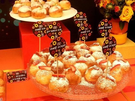 שולחן קינוחים לחנוכה