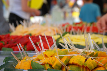 מגשי פירות עמוסים כל טוב