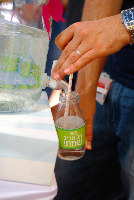 בקבוקי שתיה מעוטרים