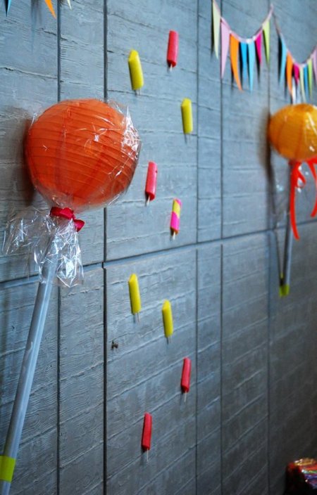 סוכריות וארטיקים על קיר