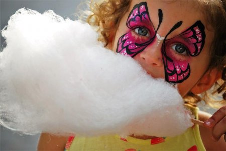 ילדה מאופרת